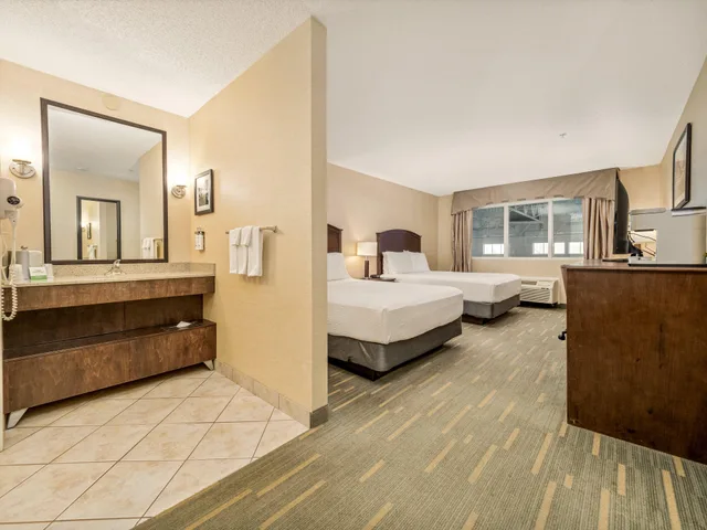 Room, Quadruple, 2 Queen Beds, HOLIDAY INN LETHBRIDGE 2/4