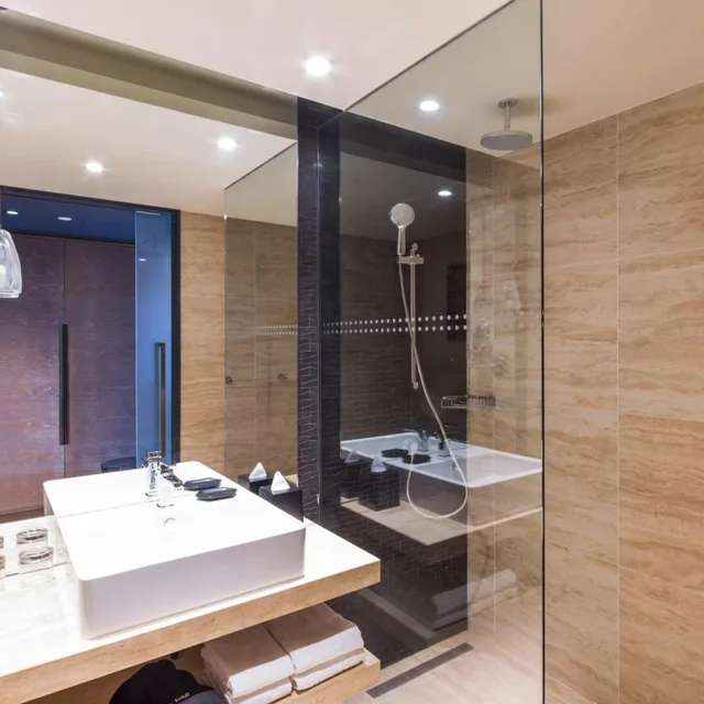 غرفة سوبيريور بسرير كينج بإطلالة على المسبح، Radisson Collection Hotel Bamako (ex Sheraton Bamako) 4/5