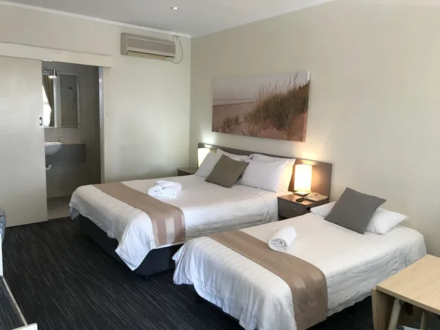 غرفة بسرير كوين وسرير فردي، Robetown Motor Inn And Apartments 1/5