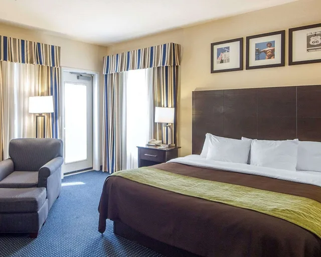 غرفة بسرير كينج لذوي الإعاقة، Quality Inn Tulsa-Downtown West 1/2
