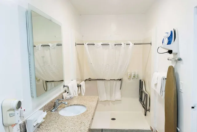 غرفة بسرير كينج لذوي الإعاقة، Ramada by Wyndham San Diego Airport 6/7
