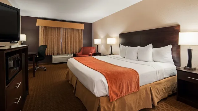 غرفة قياسية بسرير كينج، Best Western Flora Inn 1/1