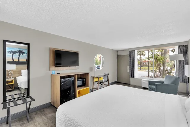 غرفة قياسية بسرير كينج، Days Inn by Wyndham Titusville Kennedy Space Center 1/6