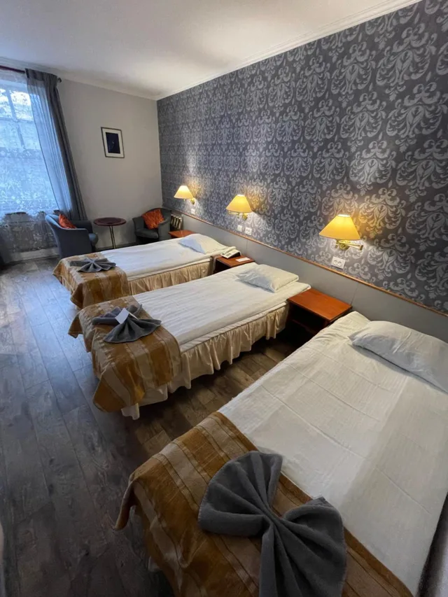 غرفة ثلاثية، Nb Hotel 4/10