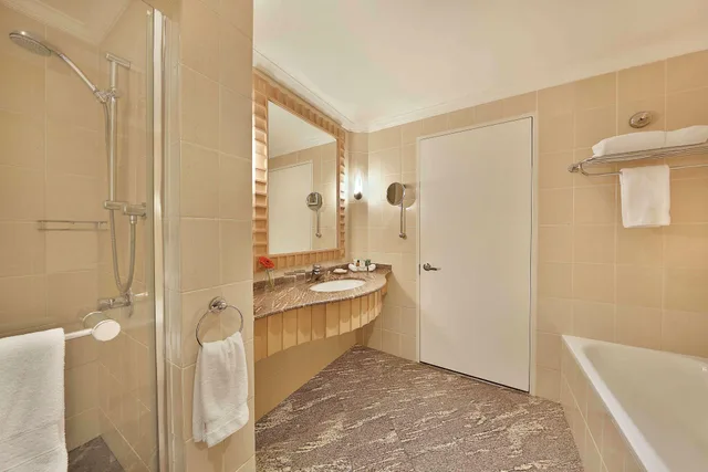 جناح ديلوكس بسرير كينج، NH Johannesburg Sandton 4/4