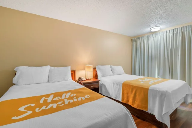 جناح بسريرين كوين مع أريكة للمدخنين، Rodeway Inn Colonial Heights I-95 2/4