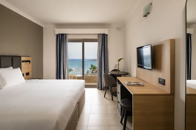 غرفة قياسية بسريرين منفصلين بإطلالة على البحر، Qawra Palace Resort & Spa 2/7