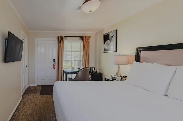 Room, Queen Bed, Coast Village Inn - Santa Barbara 1/6