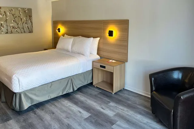 غرفة بسرير كوين، Econo Lodge Airport Ste Foy 1/2