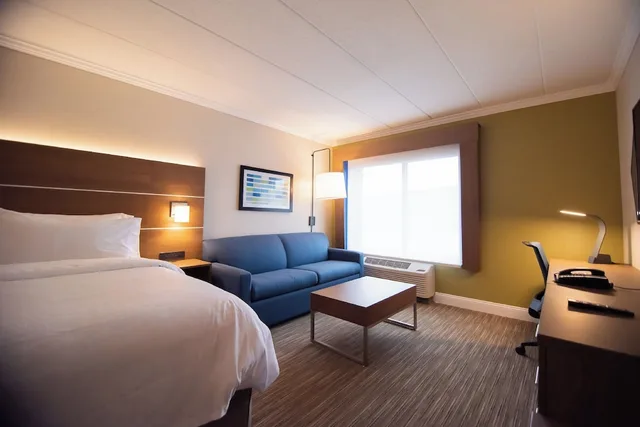 غرفة قياسية بسرير كينج مع أريكة، Holiday Inn Express Hotel Suites Williamsport 1/1