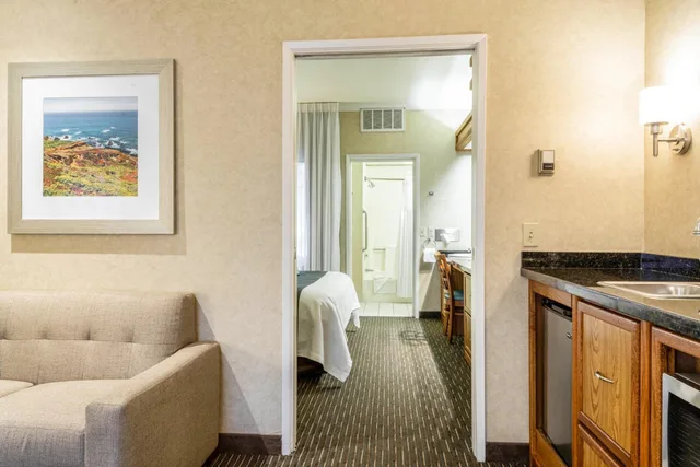 جناح بسرير كينج بإطلالة على المسبح، Quality Suites Downtown San Luis Obispo CA 7/8