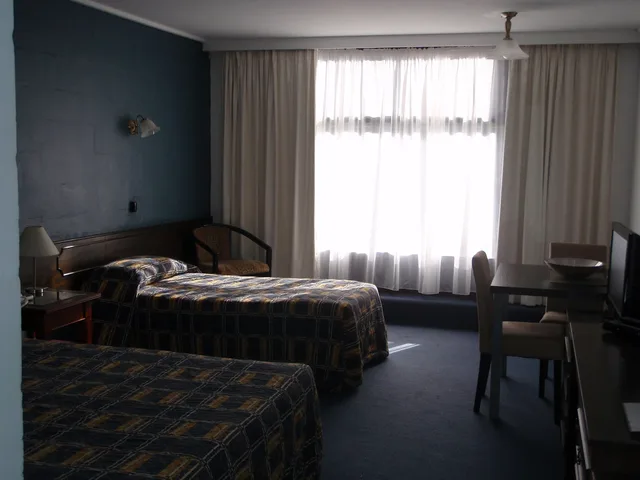غرفة قياسية بسرير كوين وسرير فردي في الطابق العلوي، West Coaster Motel 3/7