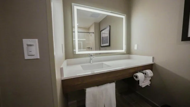 Room, 2 Queen Beds, Courtyard View, La Quinta Inn & Suites by Wyndham Santa Cruz 5/6