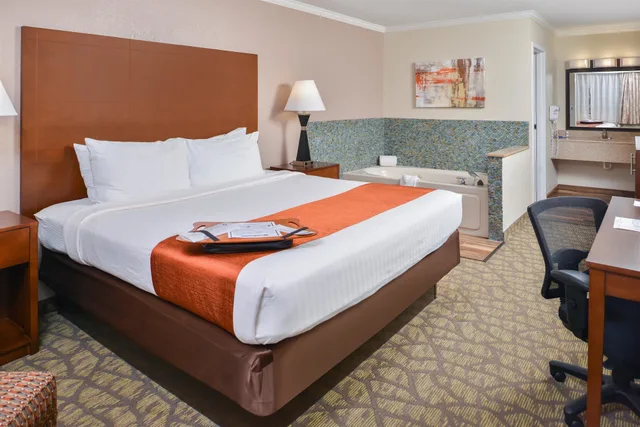 Standard, King Bed, Hot Tub, Best Western Of Hartland 1/4