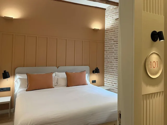 Renovated, Comfort, Double Bed، Cosy Rooms Embajador 2/3