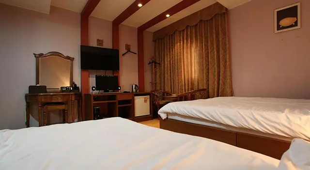 غرفة قياسية بسريرين منفصلين، Monaco Hotel 1/2
