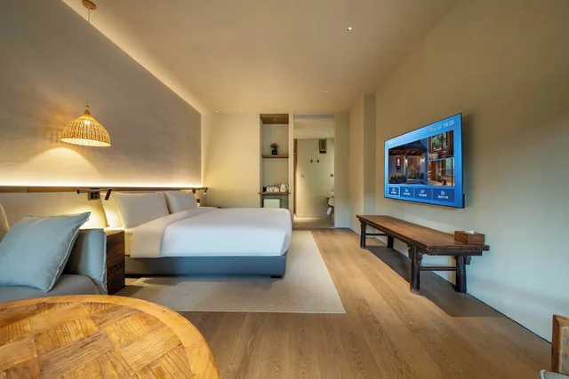 غرفة فاخرة بسرير كوين بإطلالة على الفناء بشرفة، YUANLI HOTEL 3/6