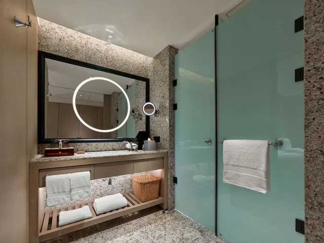 غرفة بسريرين منفصلين بشرفة، Hilton Shigatse 2/5