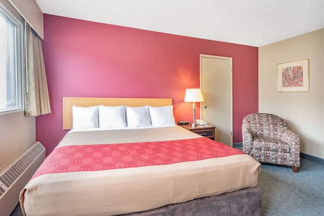 غرفة بسرير كينج، Travelodge by Wyndham Fort St John 1/5