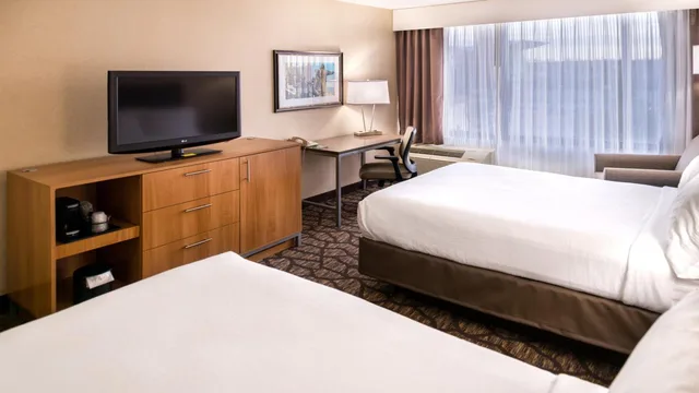 Room, Twin Beds, Accessible, Holiday Inn Hotel Suites Warren 2/6