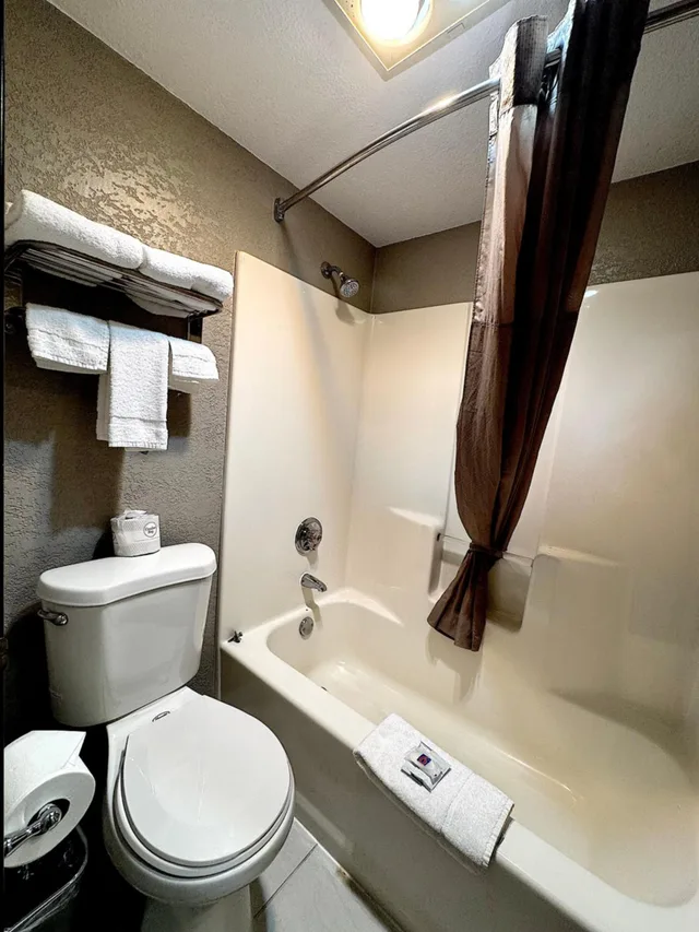 غرفة بسرير كوين بجاكوزي، Motel6 Eau Claire, WI 6/9