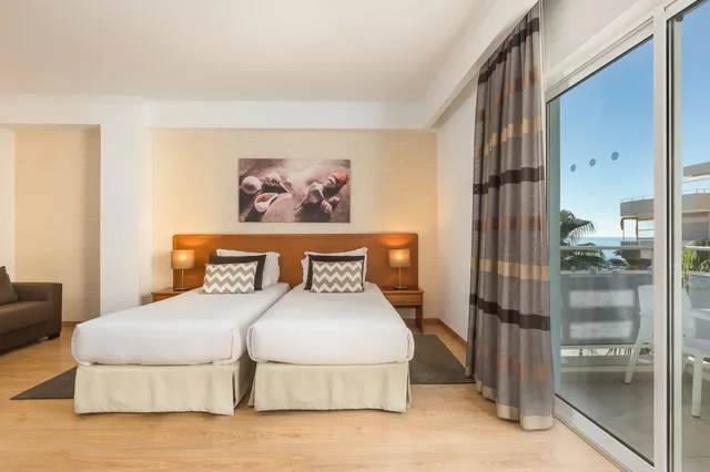 غرفة سوبيريور بسرير مزدوج وسريرين منفصلين بإطلالة جزئية على البحر، Dom Jose Beach Hotel 3/5