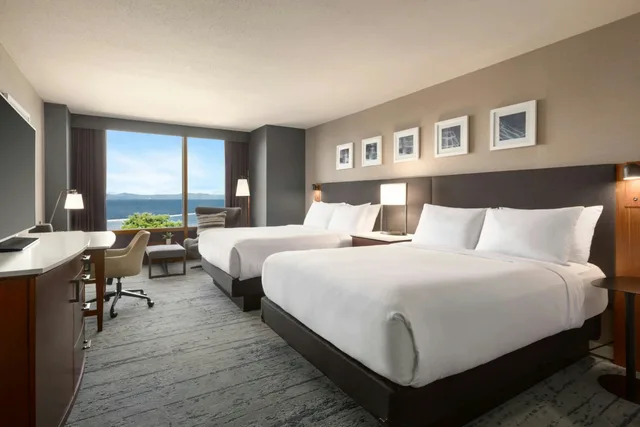 غرفة بسريرين كوين بإطلالة على البحيرة، Hotel Champlain Burlington, Curio Collection by Hilton 2/3