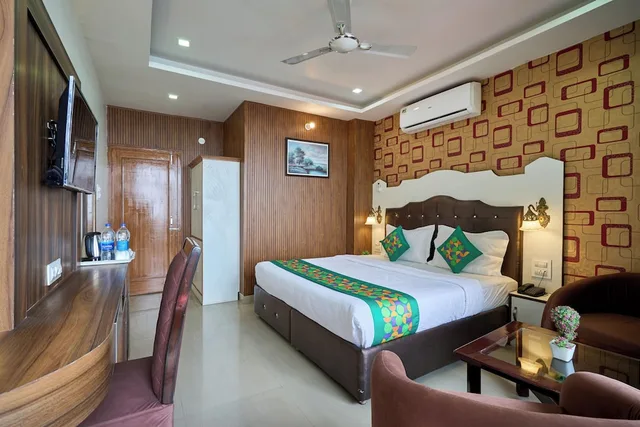 غرفة بريميوم بسرير كوين وسريرين منفصلين، Treebo Roshan House 4/10