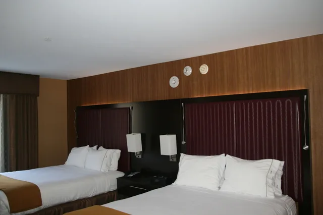 Standard, 2 Queen Beds, Accessible, Holiday Inn Express Hotel & Suites Vineland Millville 1/6