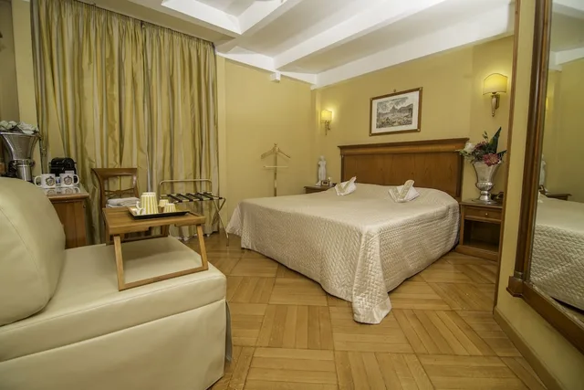 Luxury, Triple, 3 Beds, Luxury Rooms H 2000 Roma 1/3