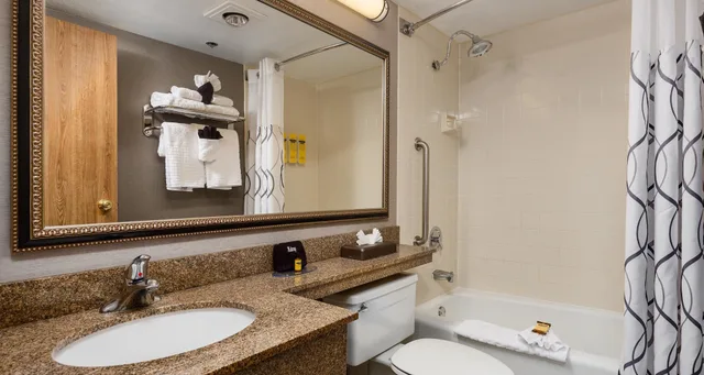 غرفة قياسية بسرير كينج مع أريكة، Best Western Plus Landmark Inn 4/6