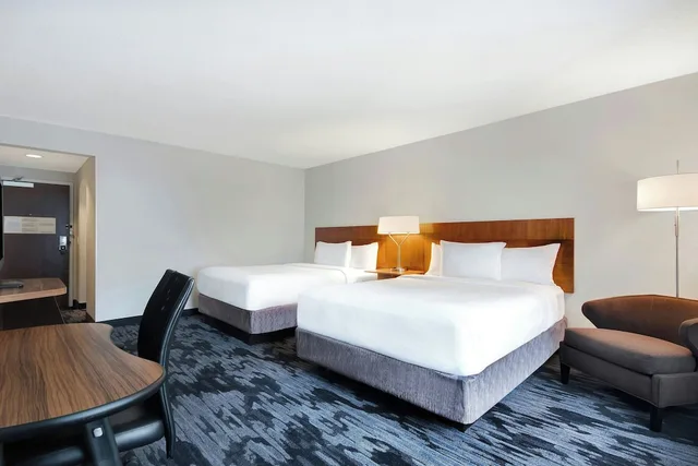 غرفة بسريرين كوين مع أريكة، Fairfield Inn Amp Suites By Marriott Rochester West Greece 2/4