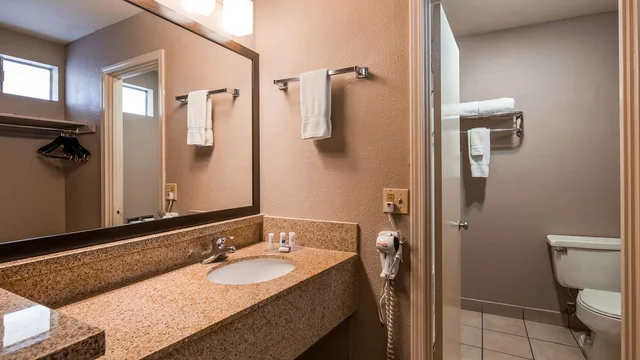 غرفة بسرير كينج بإطلالة على الحديقة، Best Western Andersen's Inn 3/3