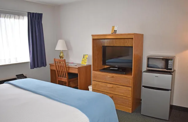 غرفة ديلوكس بسرير كينج بجاكوزي، Americas Best Value Inn Tahquamenon Country 3/7