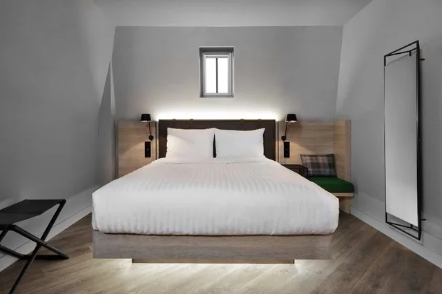Moxy Sleeper, Guest Room, Queen Bed، Moxy Lille City 1/7
