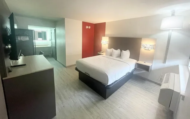 Room, Queen Bed, Exterior Entrance، Ramada By Wyndham Tuscaloosa 6/10
