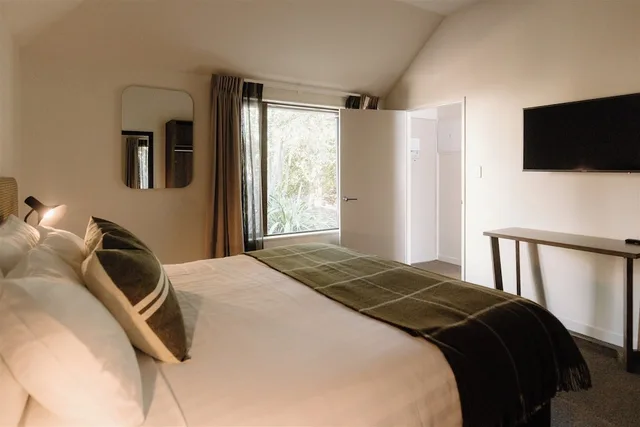 جناح بريميوم بسريرين منفصلين مع أريكة، Edgewater Hotel 1/3