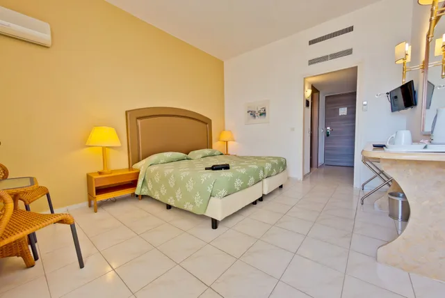 غرفة سوبيريور بسرير كوين بإطلالة على البحر، Palmariva Beach Hotel By Anayia All Inclusive Resorts 1/6