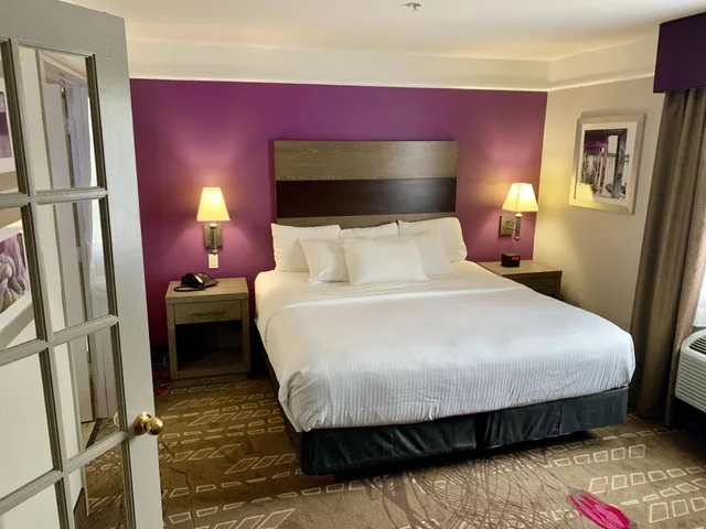 غرفة بسرير كينج مع أريكة لذوي الإعاقة، Kemah Edgewater Hotel, SureStay Collection by Best Western 1/1