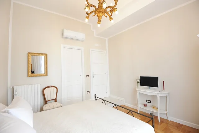 غرفة ديلوكس بسرير كوين بإطلالة على المدينة بشرفة، Residenza Borbonica 3/6