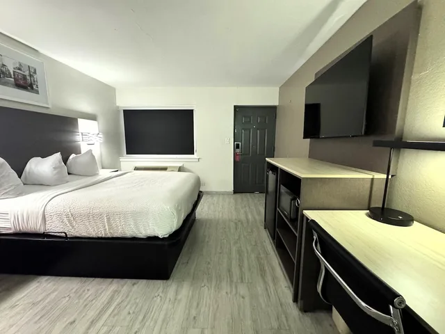 Room, Queen Bed, Exterior Entrance، Ramada By Wyndham Tuscaloosa 1/10