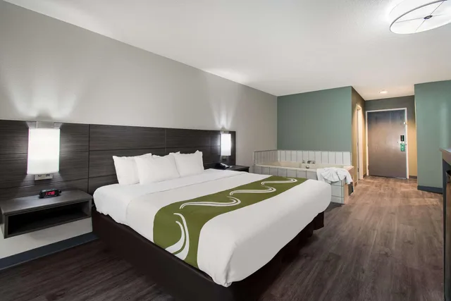 غرفة بسرير كينج، Quality Inn & Suites Wilsonville OR 2/5