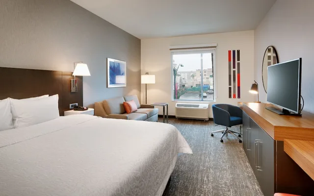 غرفة قياسية بسرير كينج مع أريكة، Hampton Inn Suites Anaheim Resort Convention Center 1/1