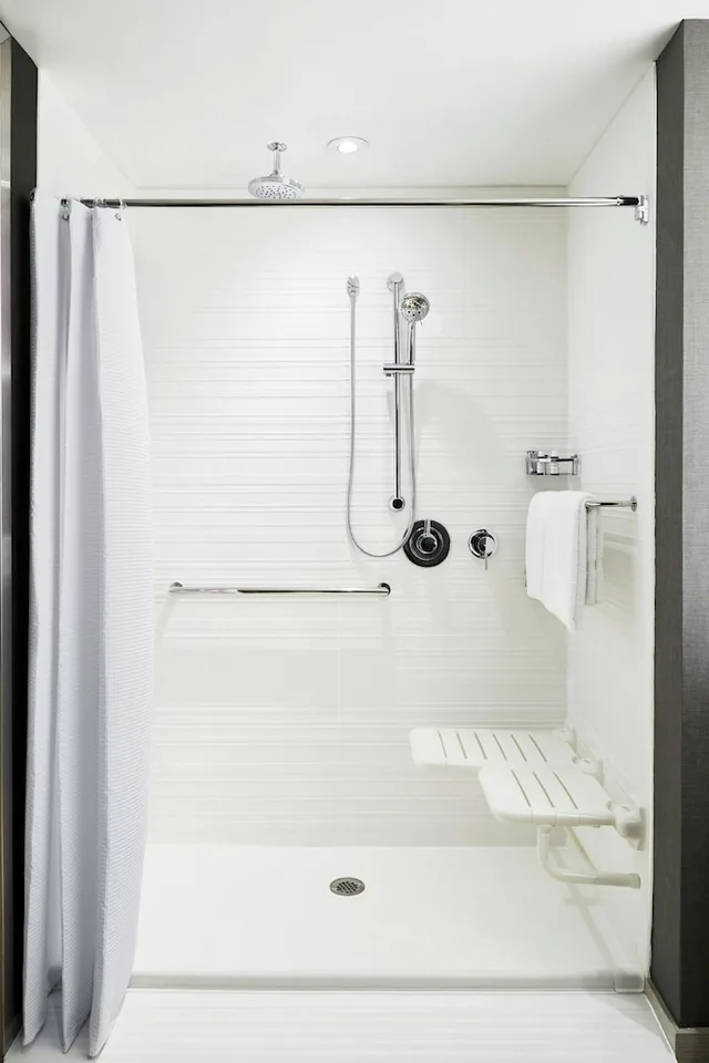 جناح بسرير كينج بغرفة نوم واحدة مع أريكة لذوي الإعاقة، Ac Hotel Portland Downtown Waterfront By Marriott 3/3