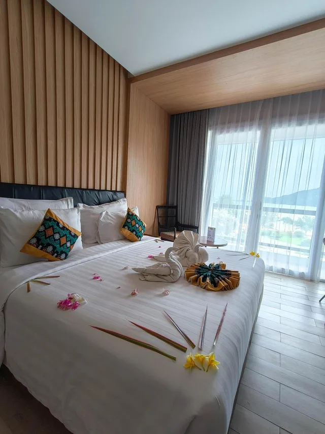 غرفة غراند ديلوكس بسرير كوين بإطلالة على البحر، Raja Hotel Kuta Mandalika Resort & Convention 1/2