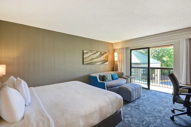 غرفة قياسية بسرير كينج لذوي الإعاقة، Courtyard by Marriott Springfield 1/6