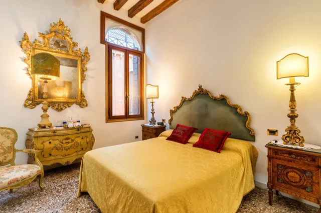 Luxury, Town House, Queen Bed, Canal View، Luxury Venetian Rooms 2/3