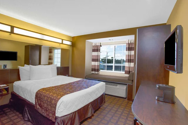 غرفة بسرير كوين، Microtel Inn And Suites By Wyndham Harrisonburg 1/3