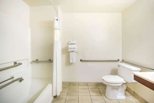 غرفة بسرير كوين بحوض استحمام لذوي الإعاقة، Super 8 by Wyndham Harlingen TX 3/4