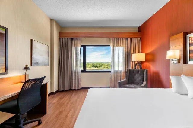 Upgrade, 2 Queen Beds، Radisson Hotel La Crosse 5/8